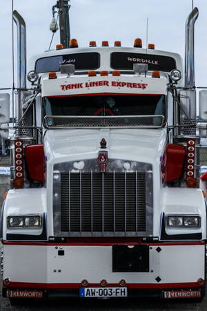 白色Kenworth油罐車的前視圖，帶有紅色飾邊和「Tank Liner Express」文字。