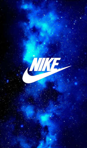 Nike標誌居中於藍色星空宇宙場景，帶有發光的星雲雲層。 — Tecno Megapad 壁紙