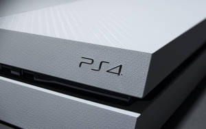 白色PS4遊戲主機，表面有紋理，黑色標誌。