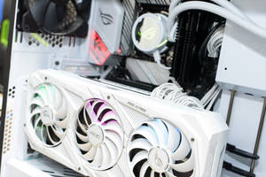 白色ROG Strix顯示卡，配備RGB風扇，置於電腦機殼內。 — 桌面 壁紙