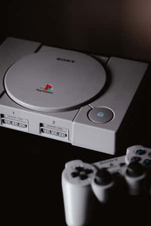 深色表面上的白色PlayStation 1主機及控制器。 — 酷炫遊戲 壁紙