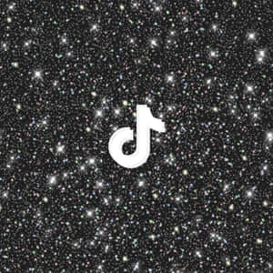 TikTok標誌在繁星點點的夜空下，帶有彩色閃光。 — TikTok 動圖 壁紙