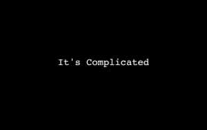 黑色背景上帶有白色像素文字「It's Complicated」 — 黑色高畫質桌布 壁紙