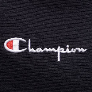 黑色布料上帶有紅白條紋的刺繡Champion標誌。 — 冠軍 壁紙