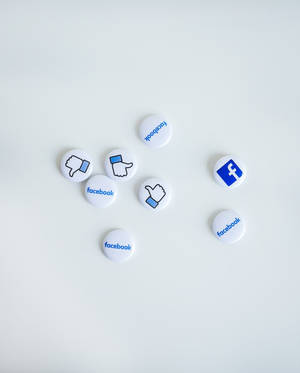 散落在淺灰色背景上的Facebook讚好和不讚好按鈕。 — 社群 壁紙