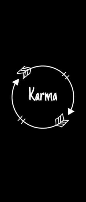 黑色背景上的白色圓形箭頭符號，帶有「karma」字樣。 — Galaxy Z Flip 7 壁紙
