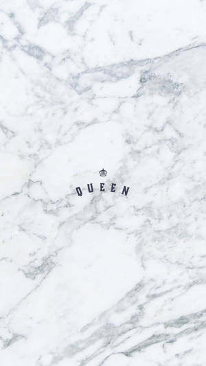 白色大理石紋理，中間有深灰色的queen字和皇冠。 — 美學大理石 壁紙
