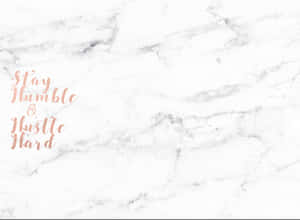 白色大理石表面，玫瑰金色勵志名言 stay humble hustle hard。 — 美學大理石 壁紙