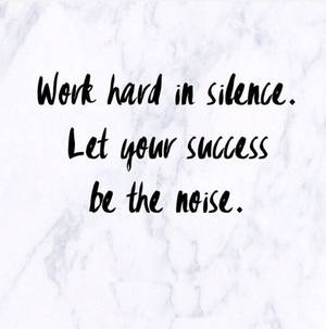 大理石背景上的勵志名言 work hard in silence let your success be the noise — 酷 壁紙