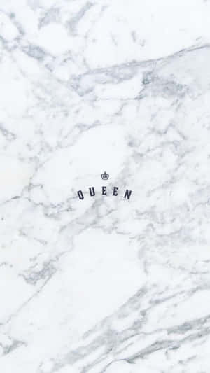 白色大理石紋理，帶有灰色紋理和帶皇冠的queen一字。 — 白色 iPhone 壁紙