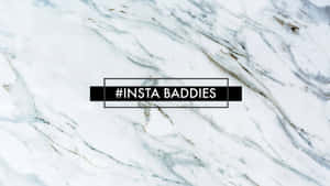 大理石背景，中央有 hashtag insta baddies 文字。 — 2560x1440 壁紙