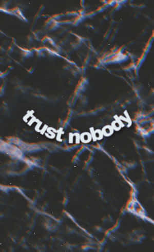 帶有發光藍色和橙色故障光效的深色背景，以及寫著 trust nobody 的白色文字 — 黑色 壁紙
