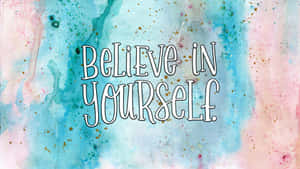 彩色水彩背景上白色字體的「believe in yourself」勵志名言。 — 動力 壁紙