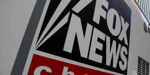 白色廣播車上的Fox News標誌 — 福斯新聞 壁紙