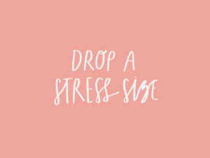 粉紅色背景，白色手寫文字寫著「drop a stress size」 — 玫瑰金美學 壁紙