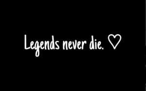 文字寫著「Legends never die」，並附有心形符號，背景為黑色。 — 省電 壁紙