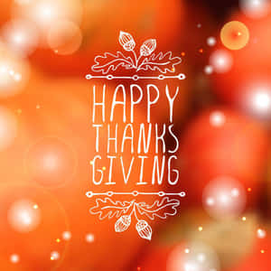 Happy Thanksgiving 文字配上橡樹葉和橡果，置於溫暖橙色散景背景上 — 1:1 壁紙