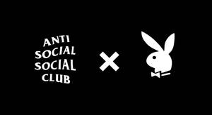 Anti Social Social Club標誌與Playboy兔子標誌在黑色上以白色交叉。