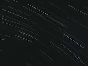 星軌在長時間曝光的照片中劃過黑暗的夜空。 — 可愛黑色風格 壁紙