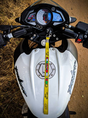 白色機車，黃色VR46鑰匙圈掛在點火開關上。 — 改裝摩托車 壁紙