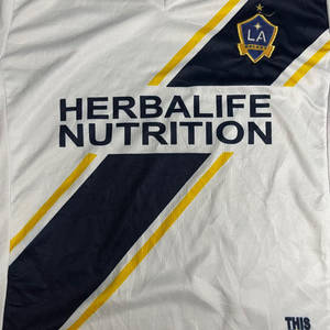 白色足球球衣，帶有洛杉磯銀河標誌及Herbalife Nutrition贊助。 — 運動 壁紙