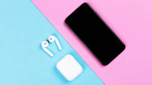 彩色背景上的白色耳機和手機 — AirPods 壁紙