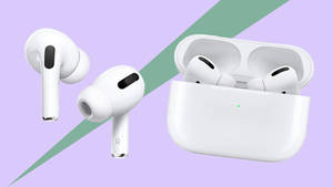 白色無線耳機和充電盒在粉彩幾何背景上。 — AirPods 壁紙