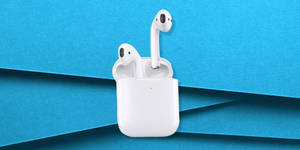 白色無線耳機在藍色背景上從充電盒中出現。 — AirPods 壁紙