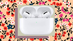 白色無線耳機置於開啟的充電盒中，置於花卉背景上。 — AirPods 壁紙
