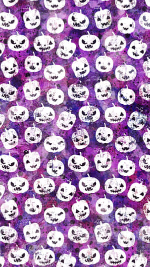 在紫色水彩背景上重複的白色南瓜臉，用於萬聖節。 — Marshmello iPhone 壁紙