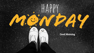 白色笑臉運動鞋在斑點地板上，帶有 'Happy Monday' 文字。 — 快樂星期一 壁紙