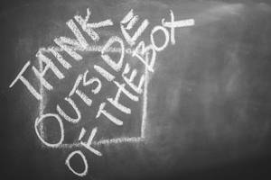 黑板上粉筆寫著 think outside the box — 黑板 壁紙