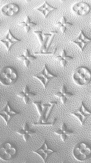 白色壓花路易威登皮革，帶有重複字母組合和花卉圖案。