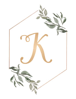 銅色六邊形內的金色字母K，帶有綠色水彩葉子。 — K 壁紙