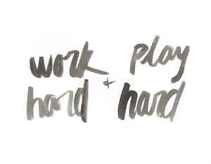 以水彩效果用灰色墨水書寫的勵志短語 work play hard hard。 — 動力 壁紙