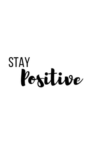 勵志名言，在白色背景上以黑色文字寫著 stay positive。 — 正向 壁紙