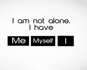 文字引用在白色背景上以粗體黑色字母顯示「I am not alone. I have Me Myself I」。 — 獨自一人 壁紙