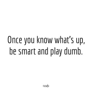文字引用：「Once you know what's up, be smart and play dumb.」 — 教室 壁紙