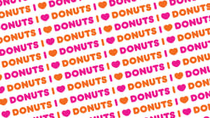 白色上重複的粉紅色和橙色 I heart donuts 文字圖案。 — 5120x2880 壁紙