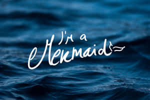 深藍色海浪上寫有白色手寫文字「I'm a Mermaid」。 — 海洋 壁紙