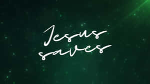 白色草書文字「Jesus saves」在綠色星空背景上，帶有光束。 — 耶穌被釘十字架 壁紙