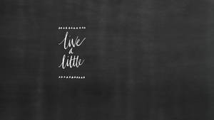 黑板上有白色手寫語錄「live a little」。 — 黑板 壁紙