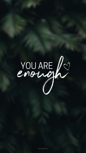 在深綠色樹葉上以白色字體書寫的勵志名言 you are enough。 — 語錄 壁紙