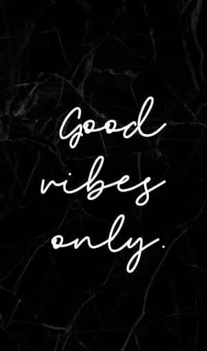 黑色大理石背景，帶有白色草書文字寫著 good vibes only。 — Tecno Megapad Pro 壁紙