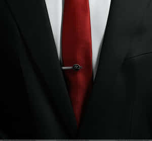 男士穿著紅色領帶和銀色領帶夾的正裝特寫。 — 昏暗 壁紙