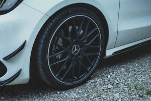 白色賓士汽車輪子在碎石表面上 — 賓士 AMG 壁紙
