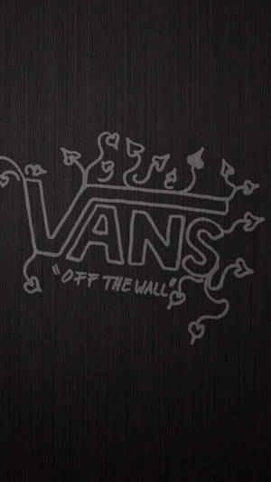 深色木紋上帶有皇冠和藤蔓的Vans Off The Wall標誌。 — 墜落卡車 壁紙