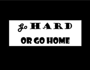 黑白勵志名言圖形，上面寫著 go hard or go home。 — 激勵 壁紙