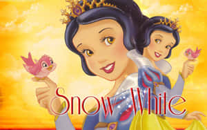 白雪公主身穿皇家長袍，在金色天空下捧著粉紅色小鳥。 — 白雪公主 壁紙