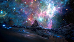 在色彩繽紛的星空星雲天空下的雪山